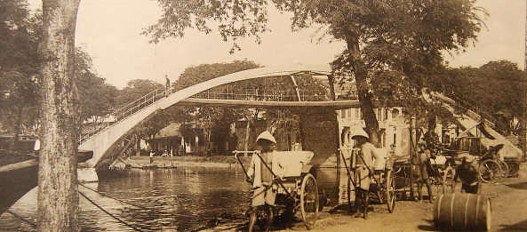 Cầu Ba Cẳng bắc qua rạch Bãi Sậy, gần Chợ Bình Tây, và gần phía sau chợ Kim Biên (chợ Kim Biên chỉ mới có sau 1975, trước đó vị trí chợ là một công viên). Chân cầu bên phải là đường Gò Công ngày nay.