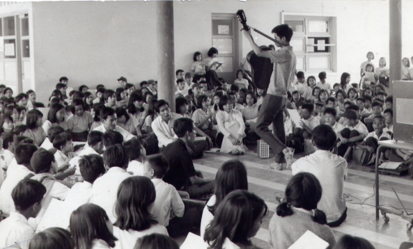 Nhạc sĩ Nguyễn ức Quang (cầm đn) trong một buổi sinh hoạt của nhm Du Ca với cc học sinh trường Trung Học Kiểu Mẫu Thủ ức vo cuối thập nin 1960