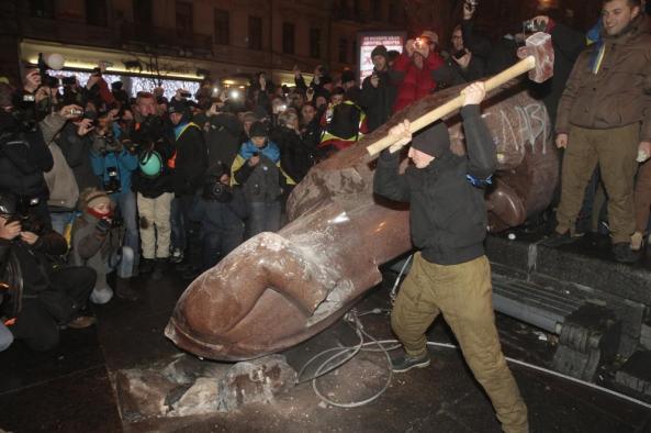 Tượng Vladimir Lenin tại thủ đô Kiev bị dân chúng bị dân Ucraina giật sập và dùng búa đập nát . Photo courtesy: AP